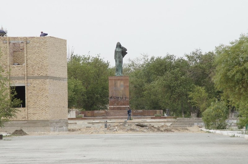 Турткуль погода сегодня. Город Нукус Республика Каракалпакстан. Каракалпакстан город Турткуль. Нукус памятник. Памятник Бердаху в Нукусе.