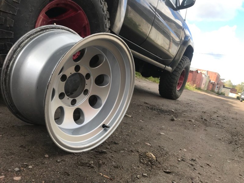 Диски томпсон. Диски Mickey Thompson r16. Диски Микки Томпсон r16. Диски Mickey Thompson r17. Диски Микки Томпсон r16 Соболь.