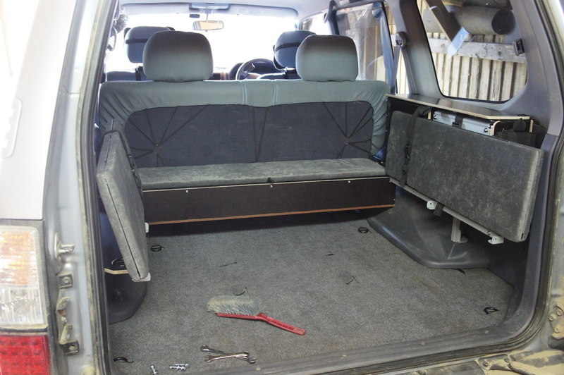 Органайзер (рундук, спальник) в багажник УАЗ Патриот дорестайлинг (2007-2014) со столиком. Карпет.