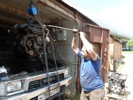 Как двум мужикам снять двигатель с «классики» у себя в гараже? Простая инструкция!